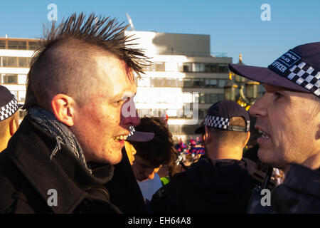 Londres, Royaume-Uni. 7 mars, 2015. Après le climat de mars à Londres, masqués d'anarchistes et militants environnementaux se heurtent à la police suite à une échappée de protestation contre Shell House. Sur la photo : un manifestant de fracturation est arressted. Crédit : Paul Davey/Alamy Live News Banque D'Images