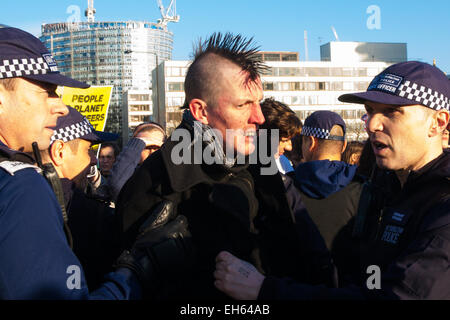 Londres, Royaume-Uni. 7 mars, 2015. Après le climat de mars à Londres, masqués d'anarchistes et militants environnementaux se heurtent à la police suite à une échappée de protestation contre Shell House. Sur la photo : un manifestant de fracturation est arrêté. Crédit : Paul Davey/Alamy Live News Banque D'Images