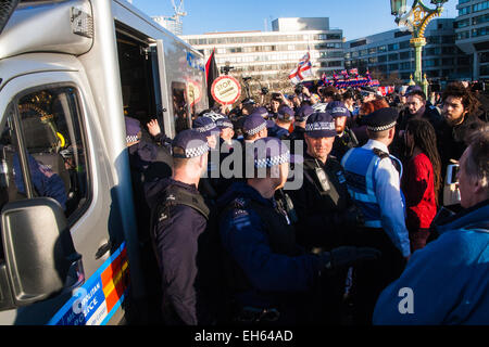 Londres, Royaume-Uni. 7 mars, 2015. Après le climat de mars à Londres, masqués d'anarchistes et militants environnementaux se heurtent à la police suite à une échappée de protestation contre Shell House. Sur la photo : surround Police un de leurs cars en tant que militants essayer de libérer un des leurs après son arrestation. Crédit : Paul Davey/Alamy Live News Banque D'Images