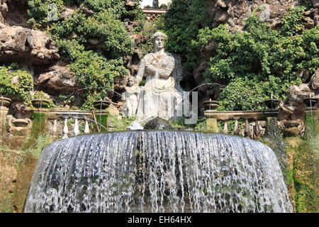 Fontaine ovale dans la Villa d'Este, Tivoli, Italie Banque D'Images