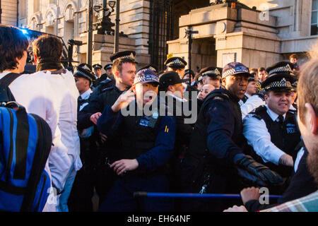 Londres, Royaume-Uni. 7 mars, 2015. Après le climat de mars à Londres, masqués d'anarchistes et militants environnementaux se heurtent à la police suite à une échappée de protestation contre Shell House. Sur la photo : les agents de police tentent de dégager un chemin pour leur van contenant un arrêté anti-fracking manifestant, bloquée par des militants. Crédit : Paul Davey/Alamy Live News Banque D'Images