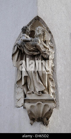 Saint Joseph tenant l'enfant Jésus, statue sur la façade de la maison à Graz, en Styrie, Autriche le 10 janvier 2015. Banque D'Images