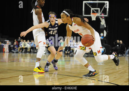 Hoffman Estates, Illinois, USA. 7 mars, 2015. Le Maryland Terrapins guard Lexie Brown (4) drves passé nord-ouest garde Wildcats Karly Roser (42) dans la seconde moitié au cours de la Big Ten 2015 Tournoi de basket-ball féminin match entre les Maryland Terrapins et le nord-ouest à l'Wildcats Sears Centre à Hoffman Estates, Illinois. Patrick Gorski/CSM/Alamy Live News Banque D'Images