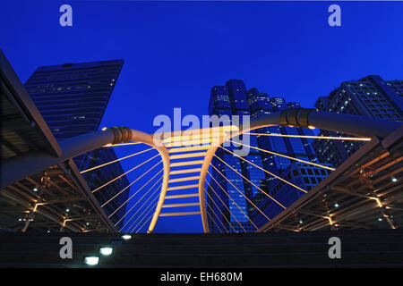 Pubien Bangkok en centre-ville Quartier des affaires skywalk cityscape at night Banque D'Images