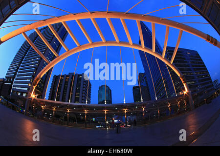 Pubien Bangkok en centre-ville Quartier des affaires skywalk cityscape at night, perspective de l'œil de poisson Banque D'Images