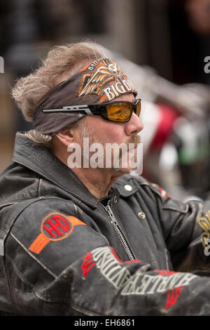 Les motards en descendant la rue principale au cours de la 74e congrès annuel de la Daytona Bike Week le 7 mars 2015 à Daytona Beach, en Floride. Banque D'Images