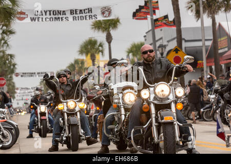 Les motards croisière sur Main Street au cours de la 74e congrès annuel de la Daytona Bike Week le 7 mars 2015 à Daytona Beach, en Floride. Banque D'Images