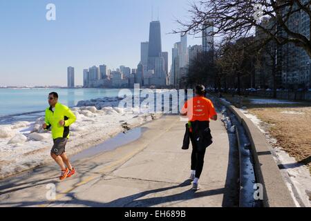 Chicago, USA. 7 mars, 2015. Nous Météo : Après plus d'un mois de températures glaciales, Chicago a connu une journée de la fin de l'hiver relativement doux avec des températures supérieures à 40 °F/4.5ºC. Chicago a profité du temps doux pour courir, faire du vélo ou marcher le long de la bordure de la ville. Credit : Todd Bannor/Alamy Live News Banque D'Images