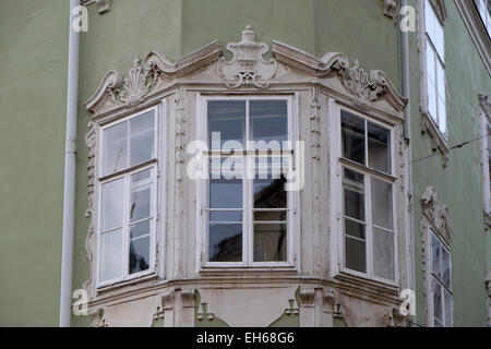 Détail du logement résidentiel avec fronton de fenêtre à Graz, en Styrie, Autriche le 10 janvier 2015. Banque D'Images