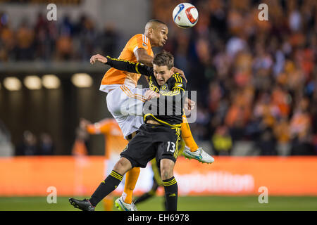 Houston, Texas, USA. 7 mars, 2015. Le milieu de terrain Dynamo de Houston Ricardo Clark (13) et Columbus Crew terrain Ethan Finlay (13) lutte pour la balle lors d'un match entre la MLS Houston Dynamo et le Columbus Crew au stade BBVA Compass à Houston, TX, le 7 mars 2015. La Dynamo a gagné 1-0. © Trask Smith/ZUMA/Alamy Fil Live News Banque D'Images