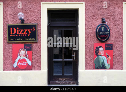 Dizzy bar et la publicité pour Coca Cola à Graz, en Styrie, Autriche le 10 janvier 2015. Banque D'Images