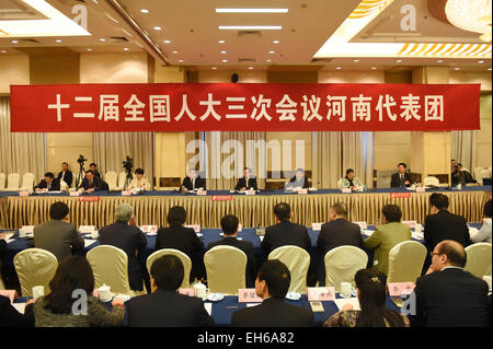 Beijing, Chine. Mar 8, 2015. Députés de la 12e Assemblée populaire nationale (APN) de la province du Henan en Chine centrale prendre part à une discussion de groupe à Beijing, capitale de Chine, le 8 mars 2015. © Li Bo/Xinhua/Alamy Live News Banque D'Images