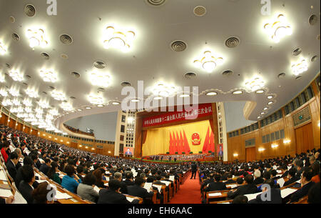 Beijing, Chine. Mar 8, 2015. La deuxième séance plénière de la troisième session de la 12e Assemblée populaire nationale (APN) a lieu dans le Grand Hall du Peuple à Beijing, capitale de Chine, le 8 mars 2015. © Chen Jianli/Xinhua/Alamy Live News Banque D'Images