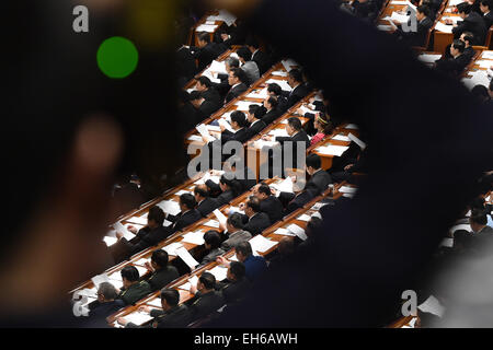 Beijing, Chine. Mar 8, 2015. La deuxième séance plénière de la troisième session de la 12e Assemblée populaire nationale (APN) a lieu dans le Grand Hall du Peuple à Beijing, capitale de Chine, le 8 mars 2015. © Li Ran/Xinhua/Alamy Live News Banque D'Images