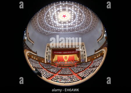 Beijing, Chine. Mar 8, 2015. La deuxième séance plénière de la troisième session de la 12e Assemblée populaire nationale (APN) a lieu dans le Grand Hall du Peuple à Beijing, capitale de Chine, le 8 mars 2015. © Pang Xinglei/Xinhua/Alamy Live News Banque D'Images