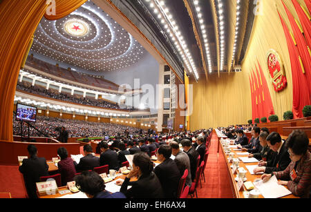 Beijing, Chine. Mar 8, 2015. La deuxième séance plénière de la troisième session de la 12e Assemblée populaire nationale (APN) a lieu dans le Grand Hall du Peuple à Beijing, capitale de Chine, le 8 mars 2015. © Ma Zhancheng/Xinhua/Alamy Live News Banque D'Images