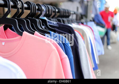 Des vêtements colorés accroché sur corde à linge. Banque D'Images