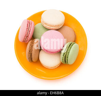 Macarons colorés sur plaque avec clipping path Banque D'Images