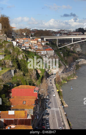 Ville de Porto au Portugal. Gustave Eiffel avenue le long de la rivière Douro et une partie de l'Infante D. Henrique Pont. Banque D'Images