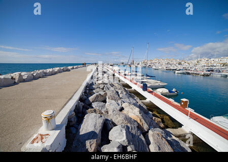 Marina de Puerto Banus et de la jetée sur la Costa del Sol en Espagne, près de Marbella. Banque D'Images