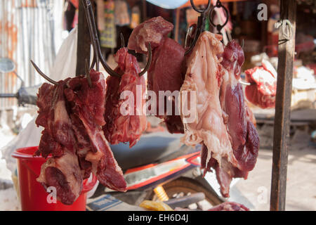 Beaucoup de produits frais, viande suspendue à un marché à Phu Quoc, Vietnam Banque D'Images