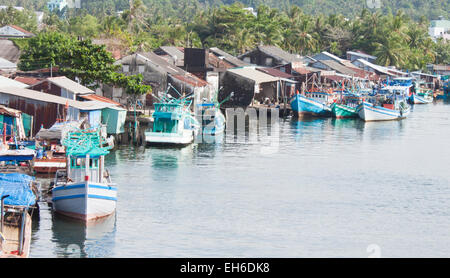 Bateaux de pêche bleu, à un fishervillage au vietnam Banque D'Images