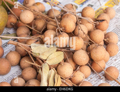 Une pile de longane fruit, sur un journal Banque D'Images