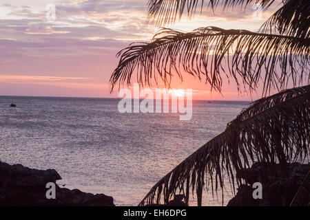 Un coucher de soleil sur une plage à Phu Quoc, Vietnam Banque D'Images