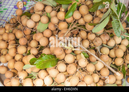 Une pile de brown longane fruit, à un marché Banque D'Images