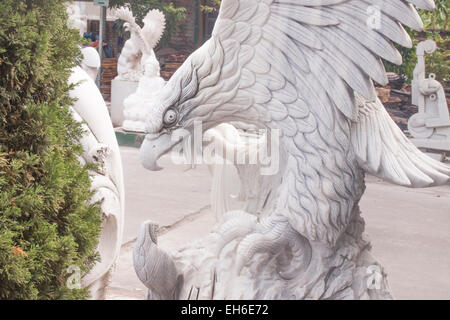 White Eagle statue, une statue au shop entre d'autres statues Banque D'Images