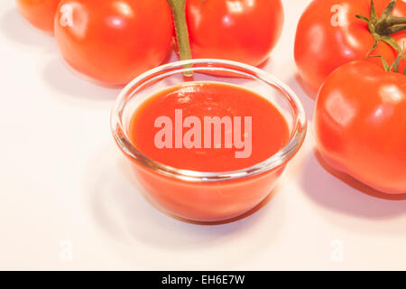 Un bol de sauce tomate, tomates en entre Banque D'Images