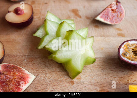 La carambole, près de prune, de figue et de fruits de la passion Banque D'Images
