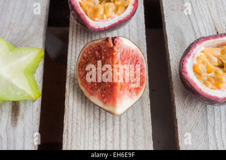 Purple fig, près de carambole, fruit de la passion et de prune, sur fond de bois Banque D'Images