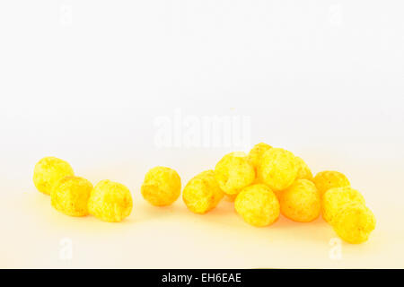 Boules de fromage savoureux Orange, sur fond blanc Banque D'Images