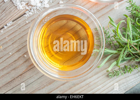 Vinaigre de pomme orange, près de sel de roche, romarin et thym Banque D'Images