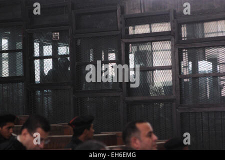 Le Caire, Égypte. Mar 8, 2015. Les défendeurs de la cellule terroriste Marriott stand de cas dans des cages dans un tribunal, Le Caire le 8 mars 2015. La cour a ajourné le procès de deux journalistes d'Al-Jazeera, y compris Fahmy, libéré sous caution après plus de 400 jours en prison, comme leur collègue l'Australien Peter Greste, a déjà été déportés © Amr Sayed/APA/Images/fil ZUMA Alamy Live News Banque D'Images