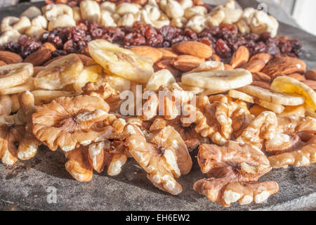 Les noix, en face d'autres noix et sécher les bananes, amandes, raisins secs, noix et noisettes cahew Banque D'Images