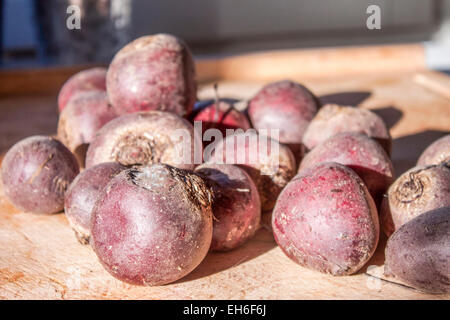 Violet frais, betterave, sur une planche à découper en bois Banque D'Images
