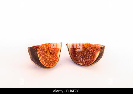 Deux isolés, figues, violet sur fond blanc Banque D'Images