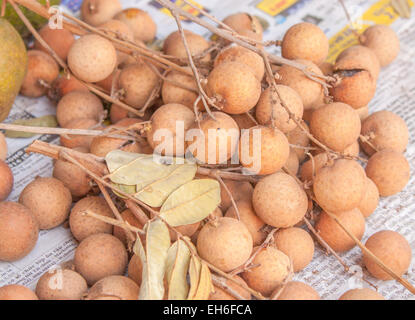 Une pile de longane fruit, sur un journal Banque D'Images