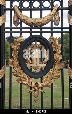 Emblème orné sur les portes menant au château de Laeken/Palais Royal de Laeken, à Bruxelles, Belgique. Banque D'Images