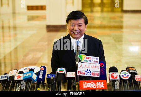 Beijing, Chine. Mar 8, 2015. Le Ministre chinois des Terres et des ressources Jiang Daming reçoit interview dans le Grand Hall du Peuple à Beijing, capitale de Chine, le 8 mars 2015. © Li Xiang/Xinhua/Alamy Live News Banque D'Images