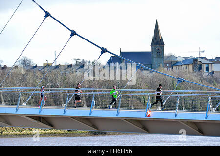 Londonderry, en Irlande du Nord, Royaume-Uni. 8 mars, 2015. Météo France : Sunshine et douches à Londonderry, en Irlande du Nord - 08 mars 2015. Concurrents de la SSE 10k d'Airtricity demi-marathon cross Londonderry's iconic Peace Bridge. Les prévisions pour l'Irlande du Nord aujourd'hui est d'éclaircies et averses éparses avec marche rapide d'ouest dominants. Crédit : George Sweeney/Alamy Live News Banque D'Images