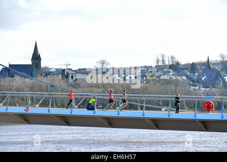 Londonderry, en Irlande du Nord, Royaume-Uni. 8 mars, 2015. Météo France : Sunshine et douches à Londonderry, en Irlande du Nord - 08 mars 2015. Concurrents de la SSE 10k d'Airtricity demi-marathon cross Londonderry's iconic Peace Bridge. Les prévisions pour l'Irlande du Nord aujourd'hui est d'éclaircies et averses éparses avec marche rapide d'ouest dominants. Crédit : George Sweeney/Alamy Live News Banque D'Images