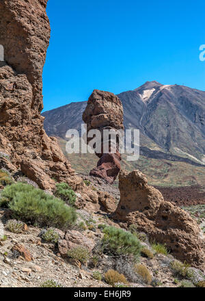 Canaries, Tenerife Teide volcan. Paysage lunaire de roches de lave de différentes couleurs . Rock le doigt de Dieu . Banque D'Images