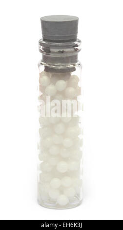 Globules homéopathiques dans une bouteille sur fond blanc Banque D'Images