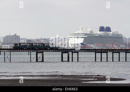 Southampton Water quitte le Britannia pour son voyage inaugural Banque D'Images