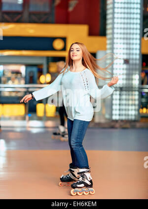 Belle fille sur le rollerdrome Banque D'Images