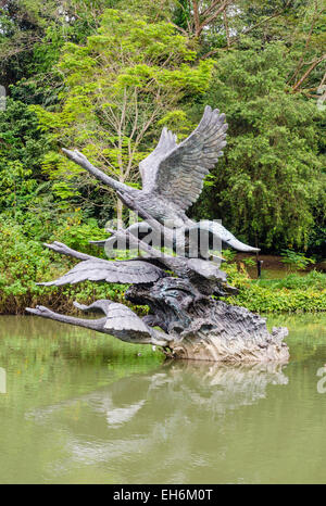 Vol de cygnes sculpture sur Swan Lake, l'une des nombreuses attractions de Singapour Botanic Gardens, Singapour Banque D'Images