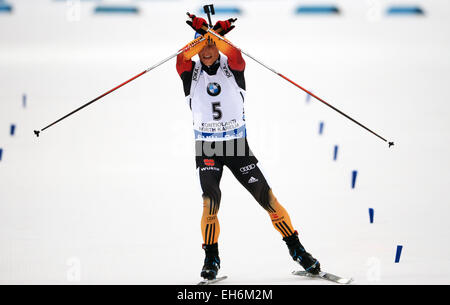 Kontiolahti (Finlande). 05Th Mar, 2015. Le biathlète Erik Lesser d'Allemagne célèbrent après le 12,5km poursuite aux Championnats du monde de biathlon à Kontiolahti (Finlande), 08 mars 2015. Photo : Ralf Hirschberger/dpa/Alamy Live News Banque D'Images